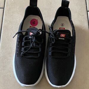 ECKO Unltd Boy’s Black And White Sheakers Shoes Size 4 Like New